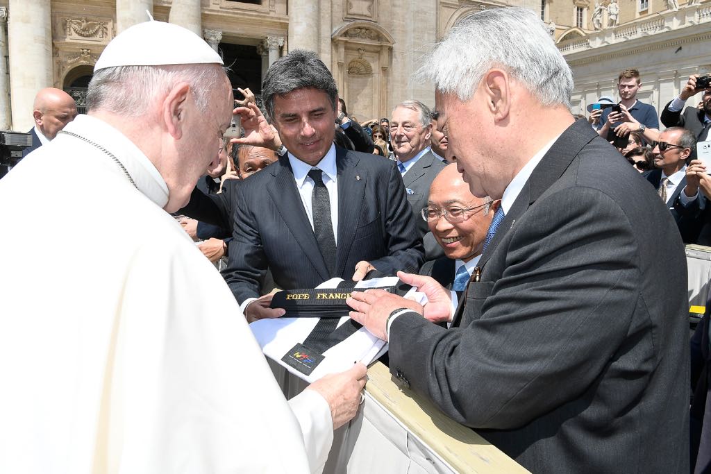 Pope Francis receives the 10th honorary black belt and taekwondo uniform by the WTF President Chungwon Choue at the Saint Peter's Square on May 10 (1)