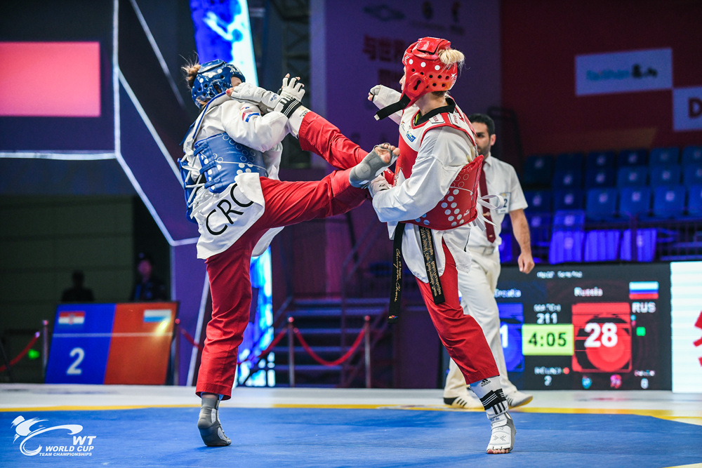 Russian is kicking to Croatian at the semi-final in mixed gender 's team category