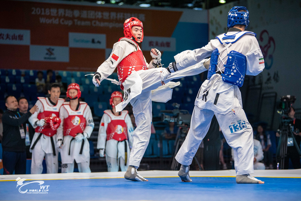 결승에서 한국과 격돌하는 중국팀 선수가 준결승에서 이란 상대팀을 공격하고있다.