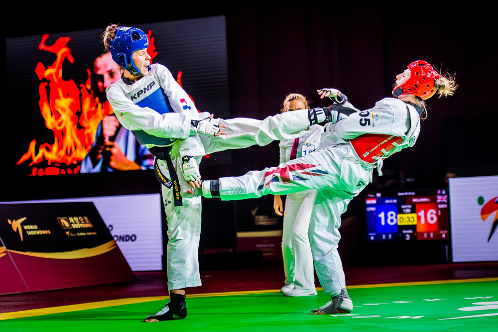 Matea Jelic (CRO) is attacking Lauren Williams (GBR) at the final match