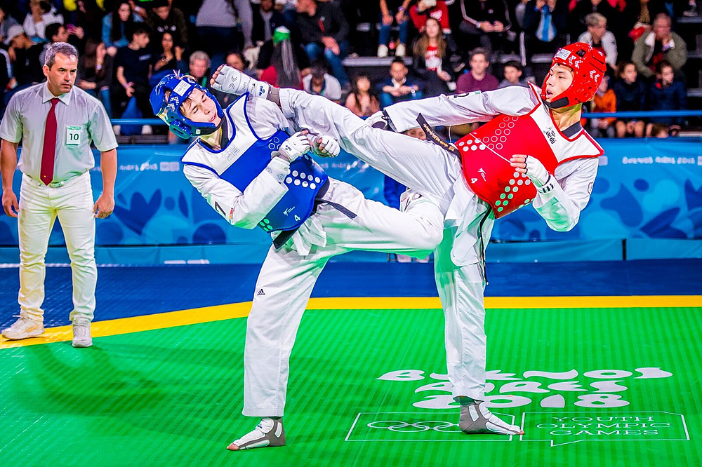 Tema dos Jogos Olímpicos com meninos fazendo taekwando 431856