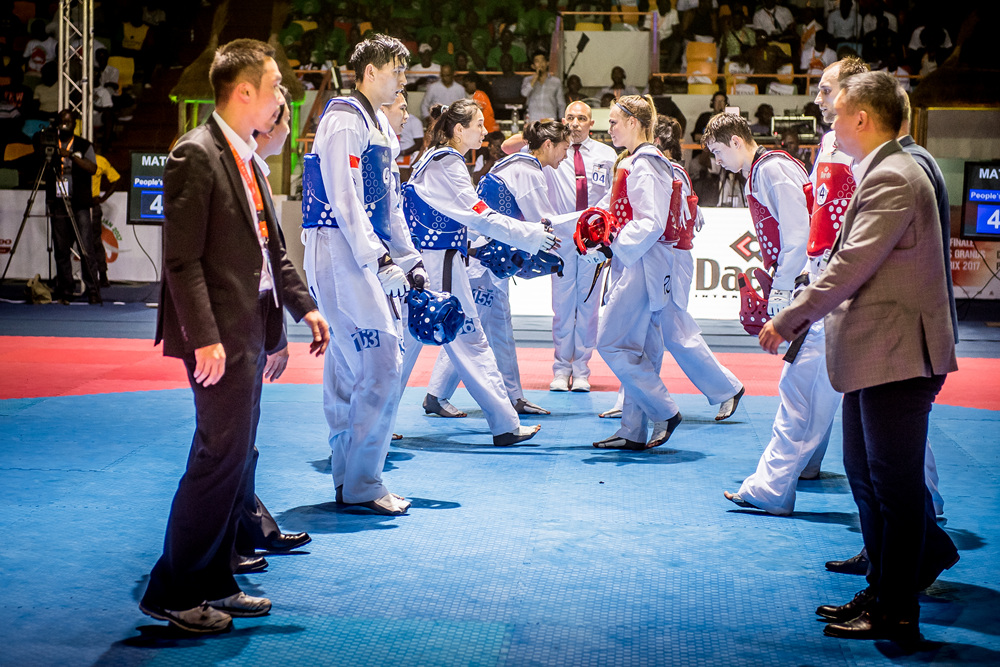 China (left) and 2017 WT Team Championshipsìëíê¶ëíì ìê¶ìì ì¤êµ(íë)ê³¼ ë¬ìì(빨ê°)ê° ê²°ì¹ ê²½ê¸°í ì¸ì¬ë¥¼ ëëê³ ìë¤
