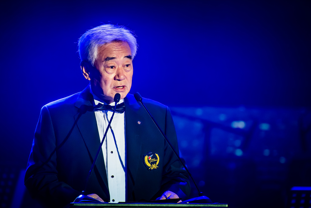 President Chungwon Choue is giving a speech at the 2018 WT gala awards