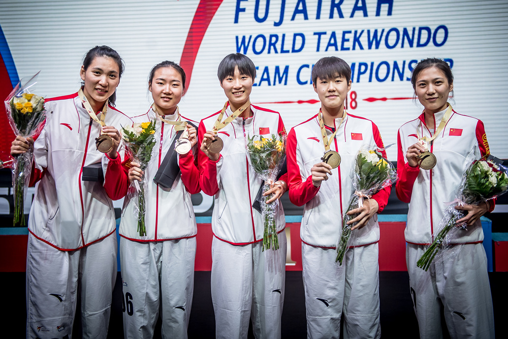 여자 단체전 우승을 차지한 중국대표팀의 시상식 사진