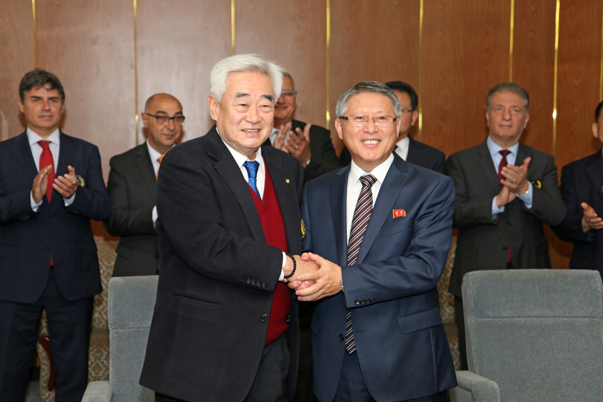 WT President Chungwon Choue (left) and ITF President Yong Son Ri shake hands after signing agreement at Pyongyang Yanggakdo International Hotel on Nov. 2, 2018